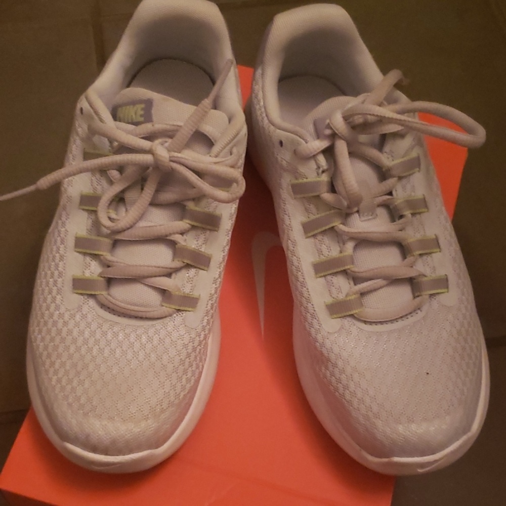 Women's Nike gym shoes size 5 in great condition o